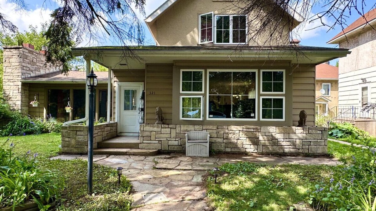 Virginia House | Skiers & Snowmobilers Welcome I Movie screen