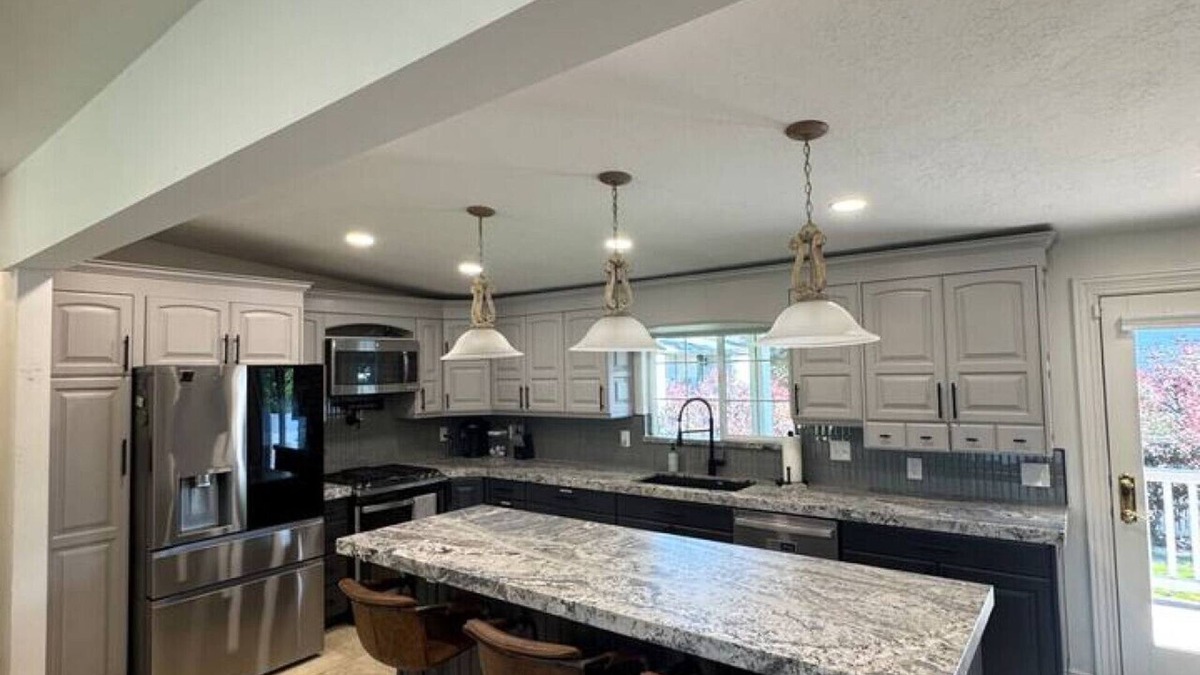 Holladay House | Skiing, 2 Kitchens, 2 Units in 1, 80” TVs, W/D, 2 Backyards