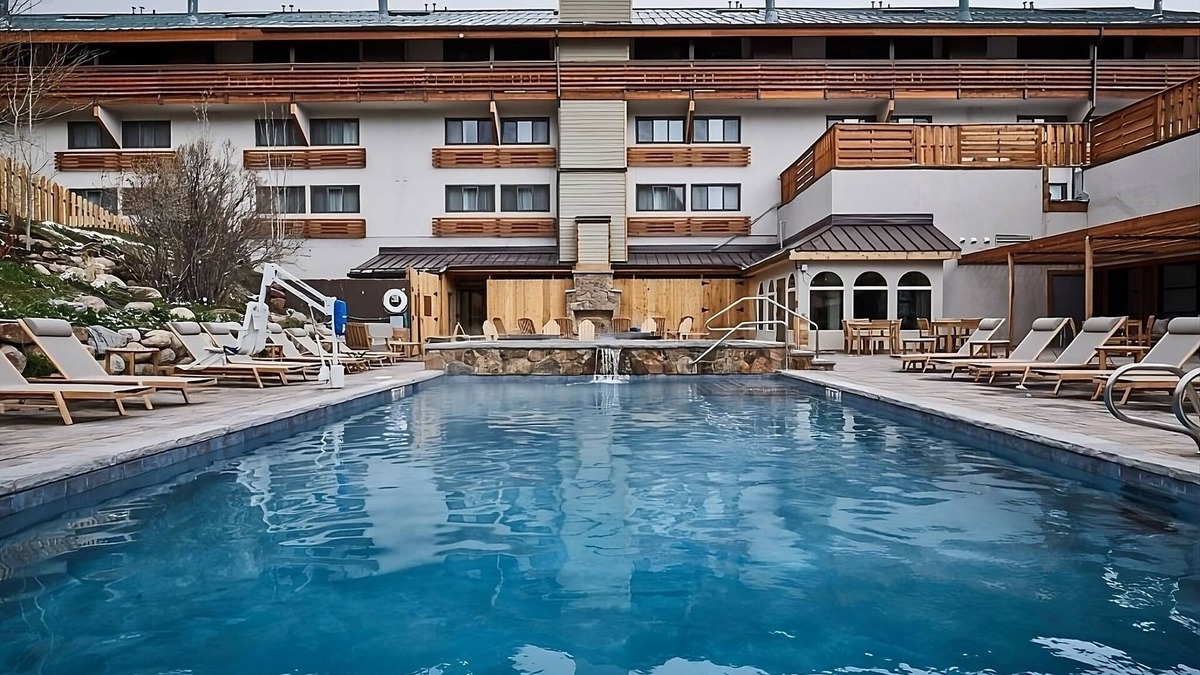 Vail Hotel | Skiing Adventures Await in Vail: Private Balcony, Mountain View, Spa & Pool