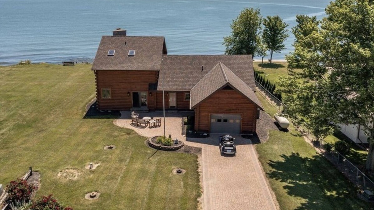 Put-in-Bay House | Skipper’s Pine Haven Lakefront