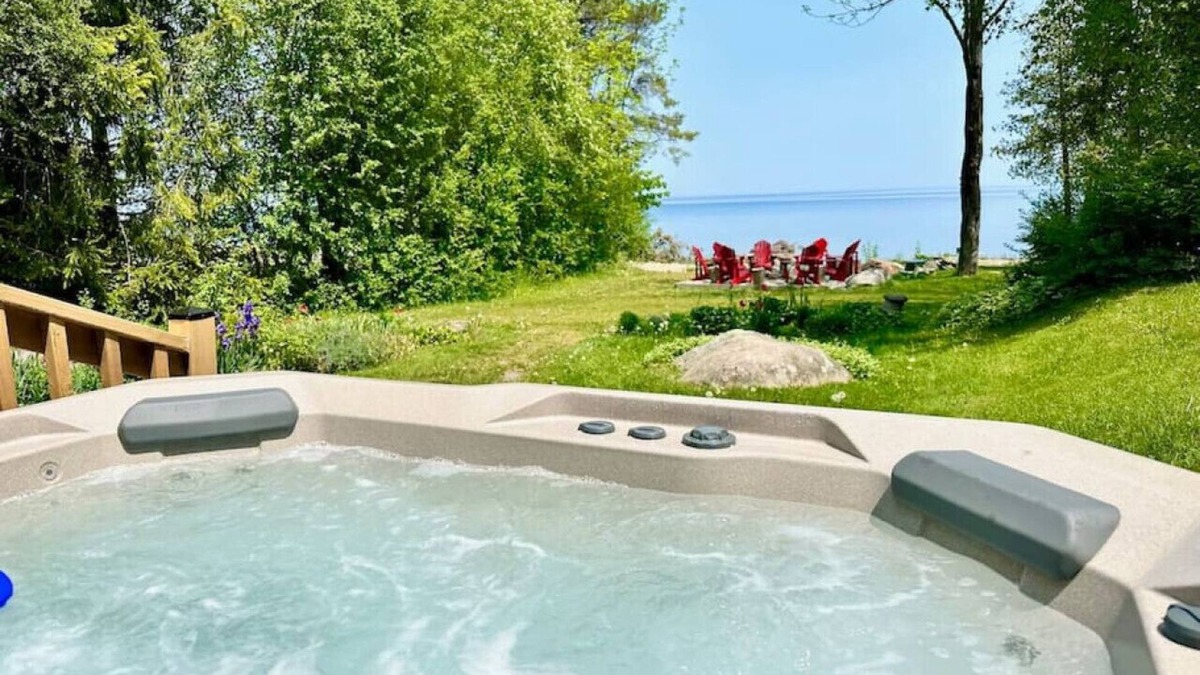 Meaford Cabin | Skipping Rock Log Cabin: Cozy Charm & Hot Tub Bliss