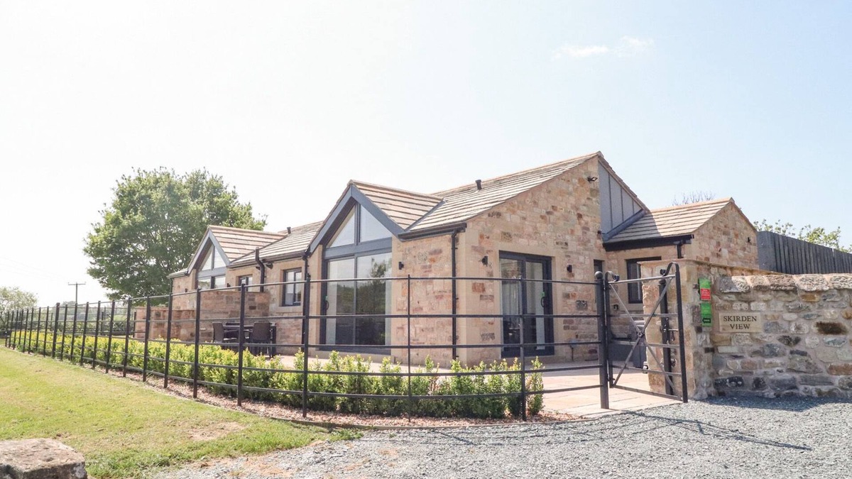 Bolton by Bowland Cottage | SKIRDEN VIEW, pet friendly, with hot tub in Chatburn