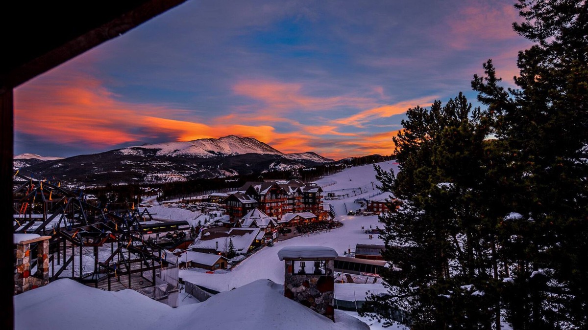 Peak 8 Condo | SkiWatch - Only ski down to lifts and back to the door condominium on peak 8
