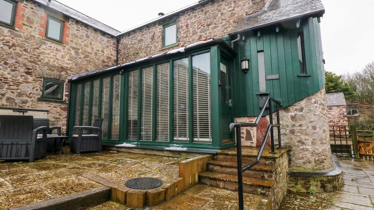 St Ishmaels Cottage | SKOMER COTTAGE, pet friendly, with a garden in Milford Haven