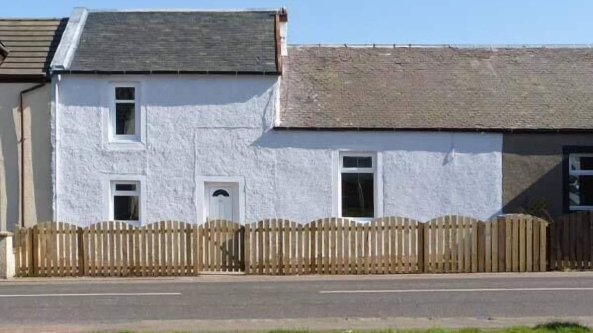 Lanark Cottage | SKY BLUE COTTAGE, pet friendly, with a garden in Braehead