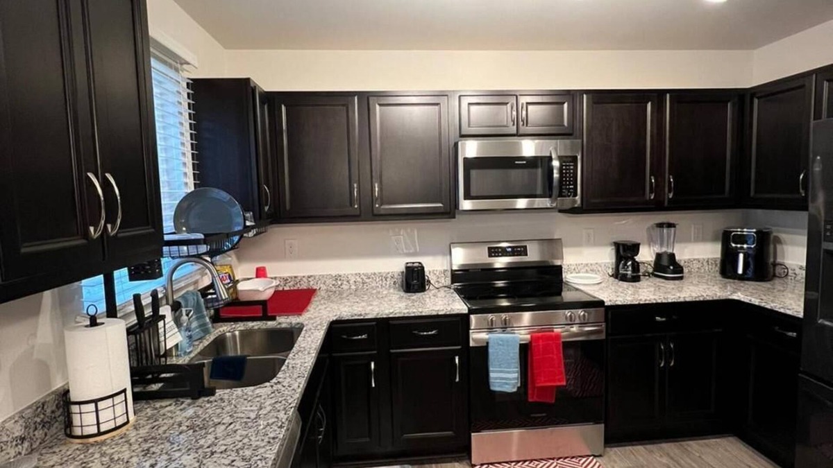 Charlotte House | Sky Blue Home near NASCAR, PNC Pavillion, I -85, 485