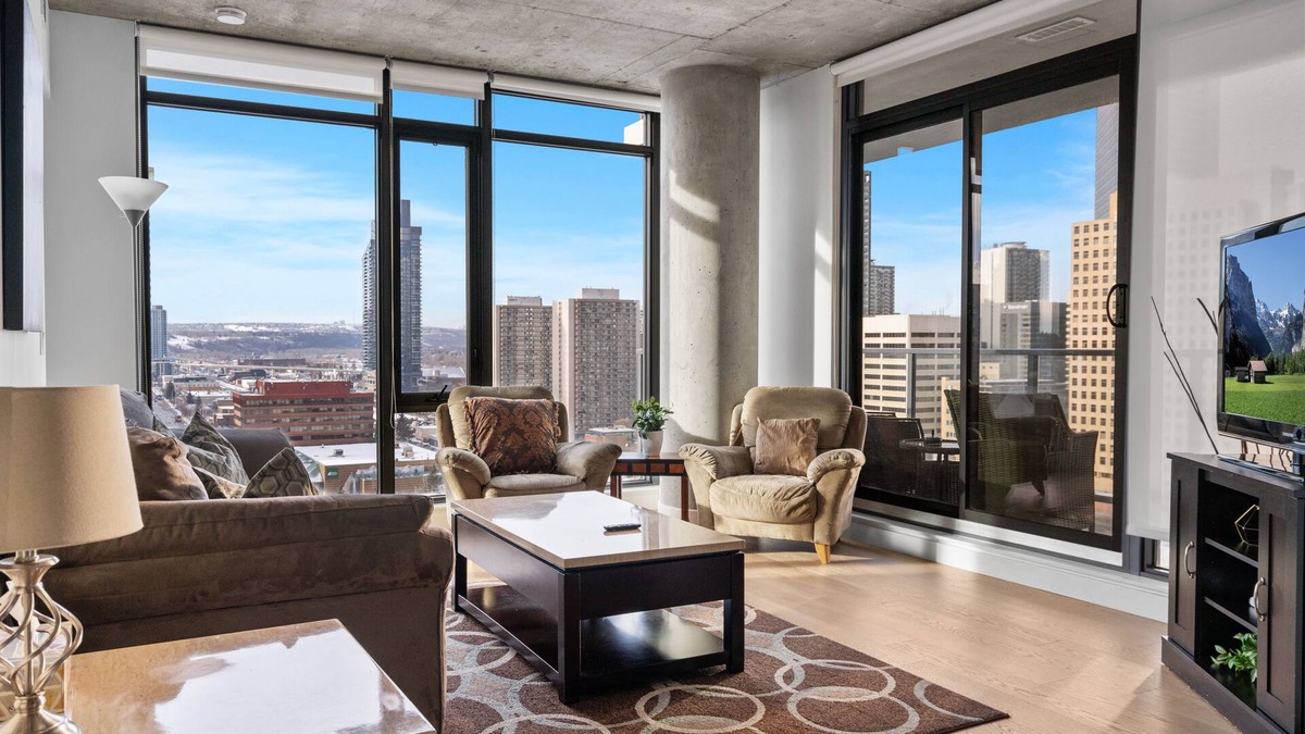 Connaught Apartment | "Sky Cabin" , Downtown Views, AC, Underground Parking, Central Downtown