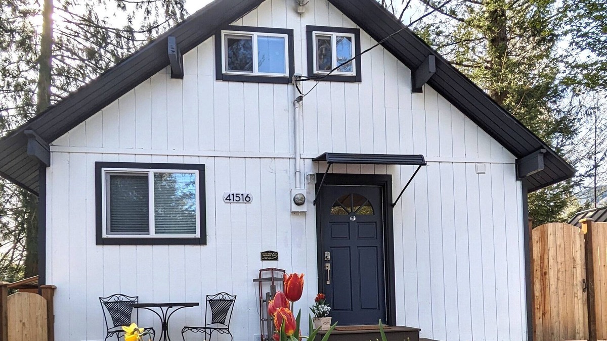 May Creek Cabin | Sky Creek Cabin; fire pit, mountain views, and hot tub under the stars.