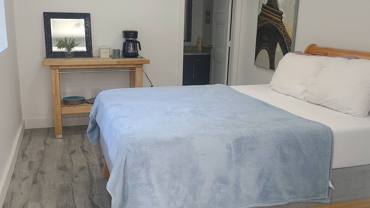 Maple Ridge House | Sky Guest House - Cozy and Relaxing stay with 5 mins away mountain scenic views.
