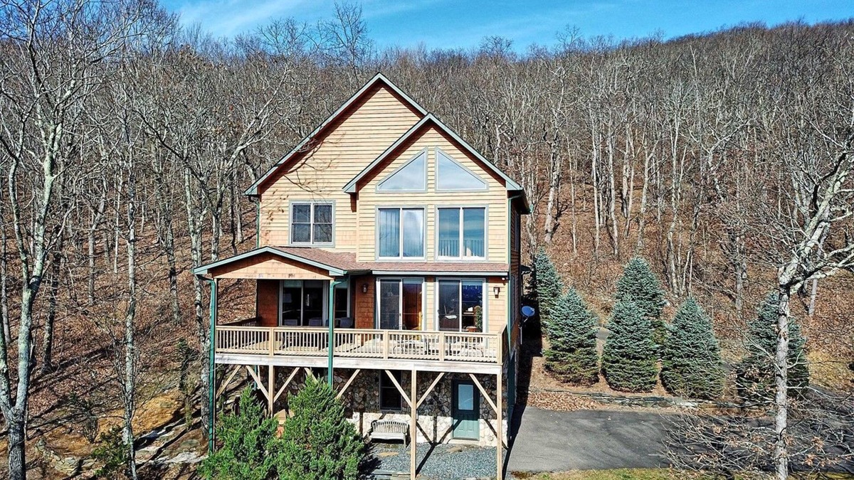 West Jefferson Cabin | Sky High-Open for Bookings! Views, Hot Tub, Game Room, Wi-Fi