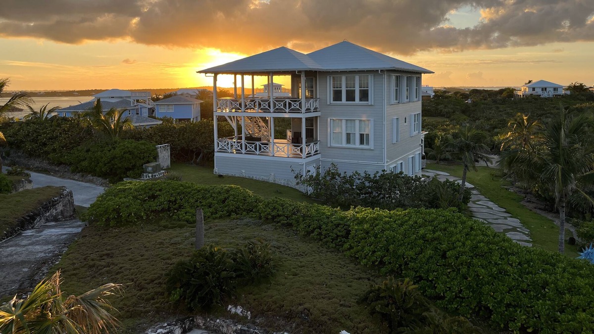 Hope Town House | Sky High Panoramic Views, dock slip, & steps to Tahiti Beach