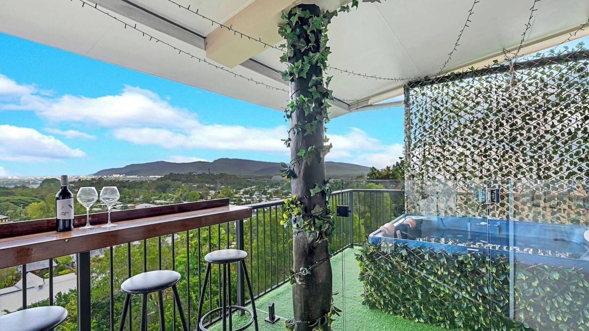 Bayview Heights Apartment | Sky High Peaceful Jacuzzi Panorama