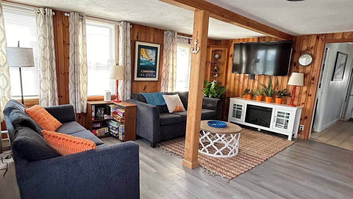 Old Lyme Cottage | Sky of Blue, Sea of Green - family and pet friendly - walking dist from Beach!
