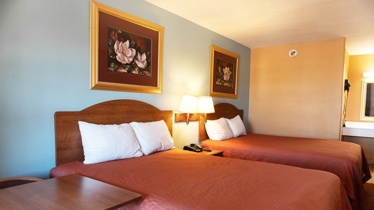 Western Division House | Sky Palace Inn & Suites By Jasper Laredo- 2 Queen Bed Non Smoking