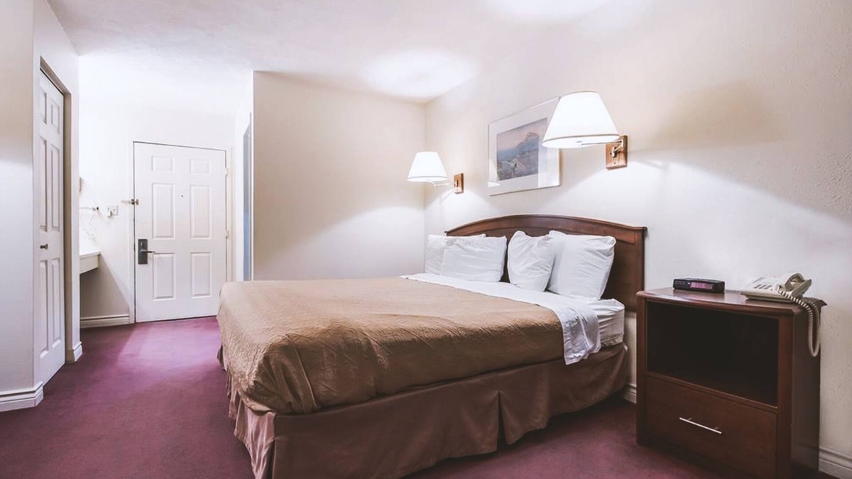 McCook Hotel | Sky-Palace Inn & Suites McCook