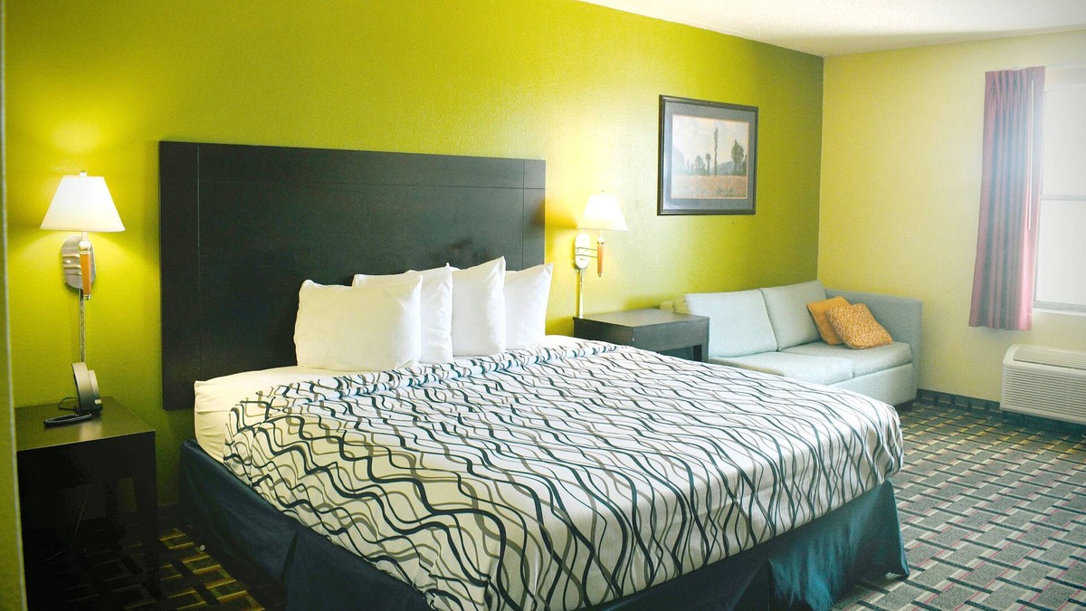 Park City House | Sky-Palace Inn & Suites Park City Wichita North - 1 King Bed NS