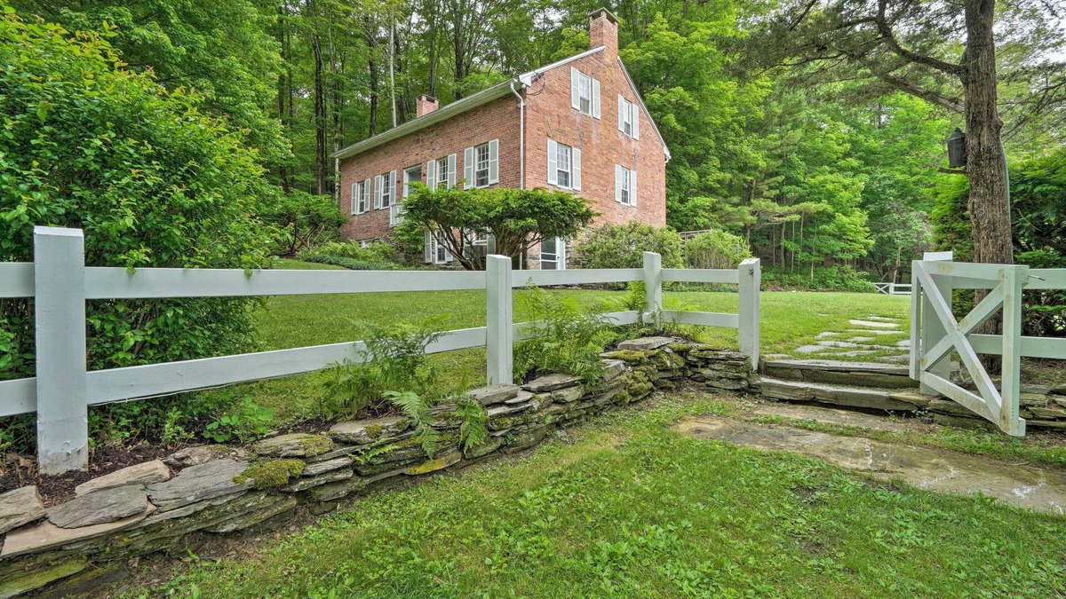 Salem House | 'Sky Parlor Farm' on 480 Acres w/Fire Pit!