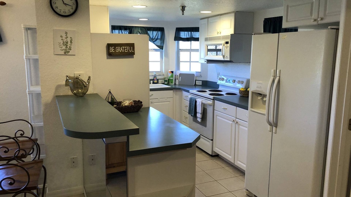 Lutz Condo | Sky View Mirrors King Bed - The Fountains