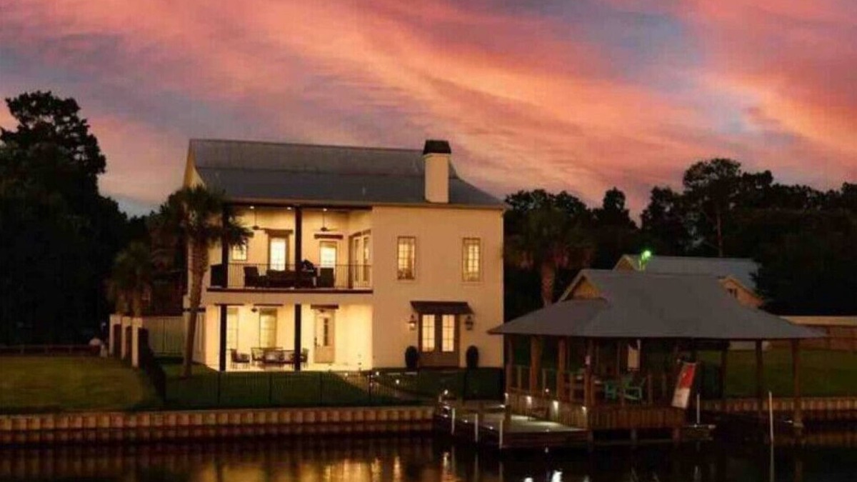 Ventress Apartment | Sky View on False River Sunset