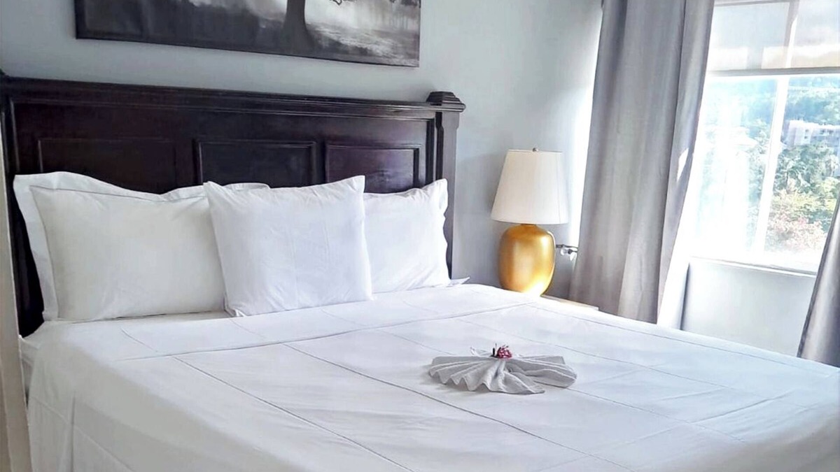 Ocho Rios Condo | Sky View Retreat - King Bed