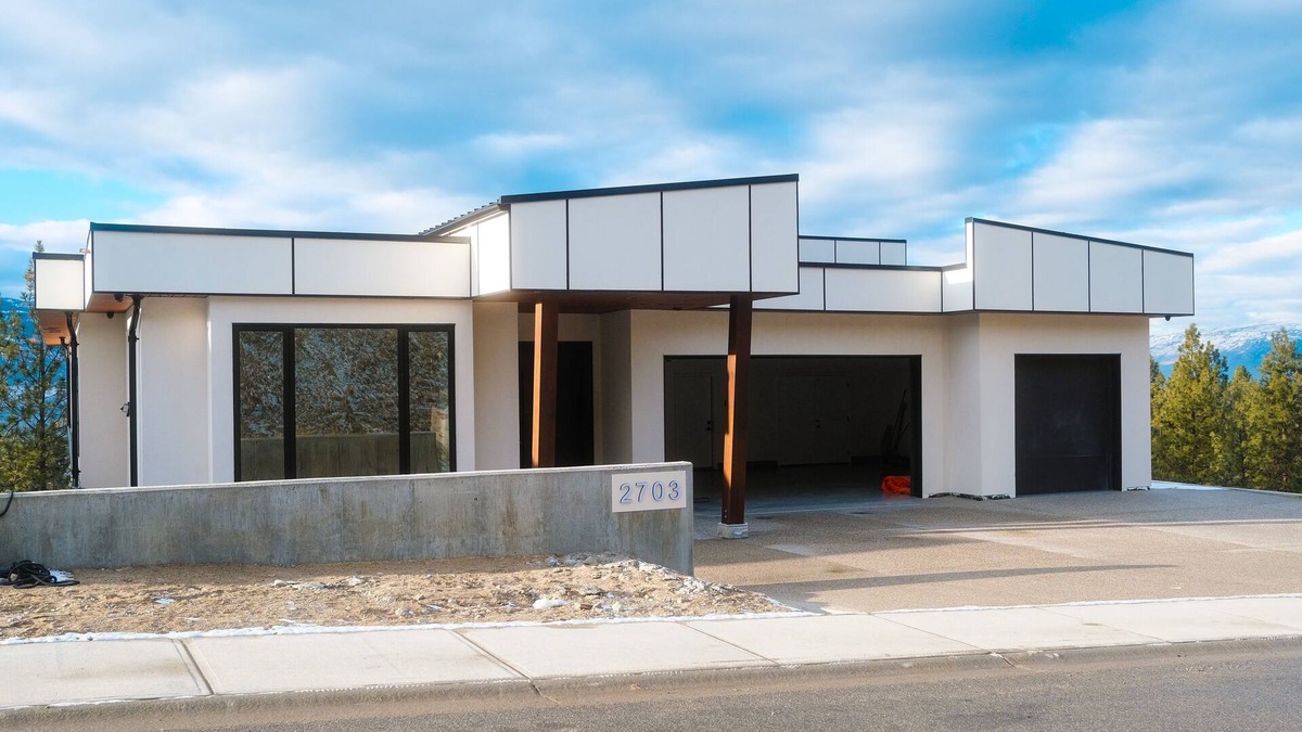 Okanagan-Similkameen House | Sky view Retreat with pool, movie theatre and views