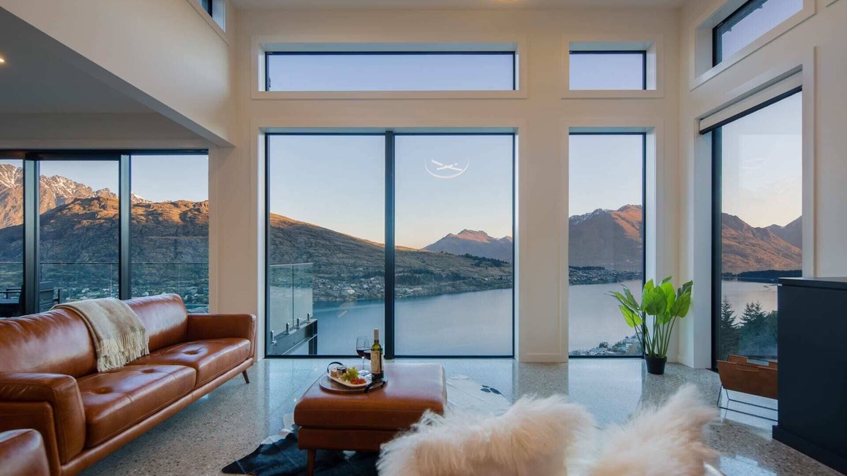 Frankton Villa | Sky Villa A, Free Parking, Gas Fire, Garage, AC, BBQ