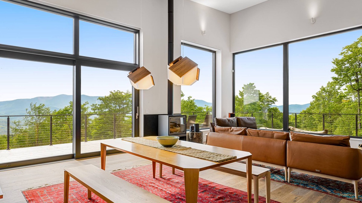 Warren House | Sky Zen | House in Warren with ridge line mountain views - dogs welcome