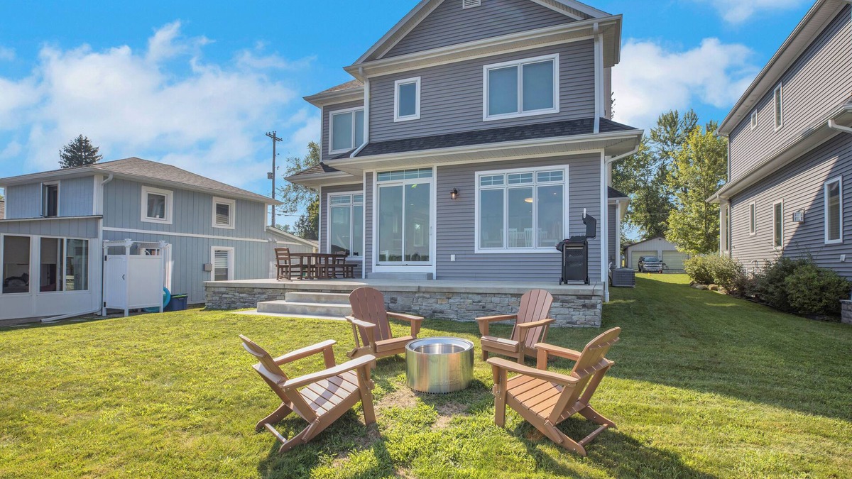 Brooklyn House | Skye Retreat on Wamplers Lake- Sleeps 9, swimming, boating and relaxation