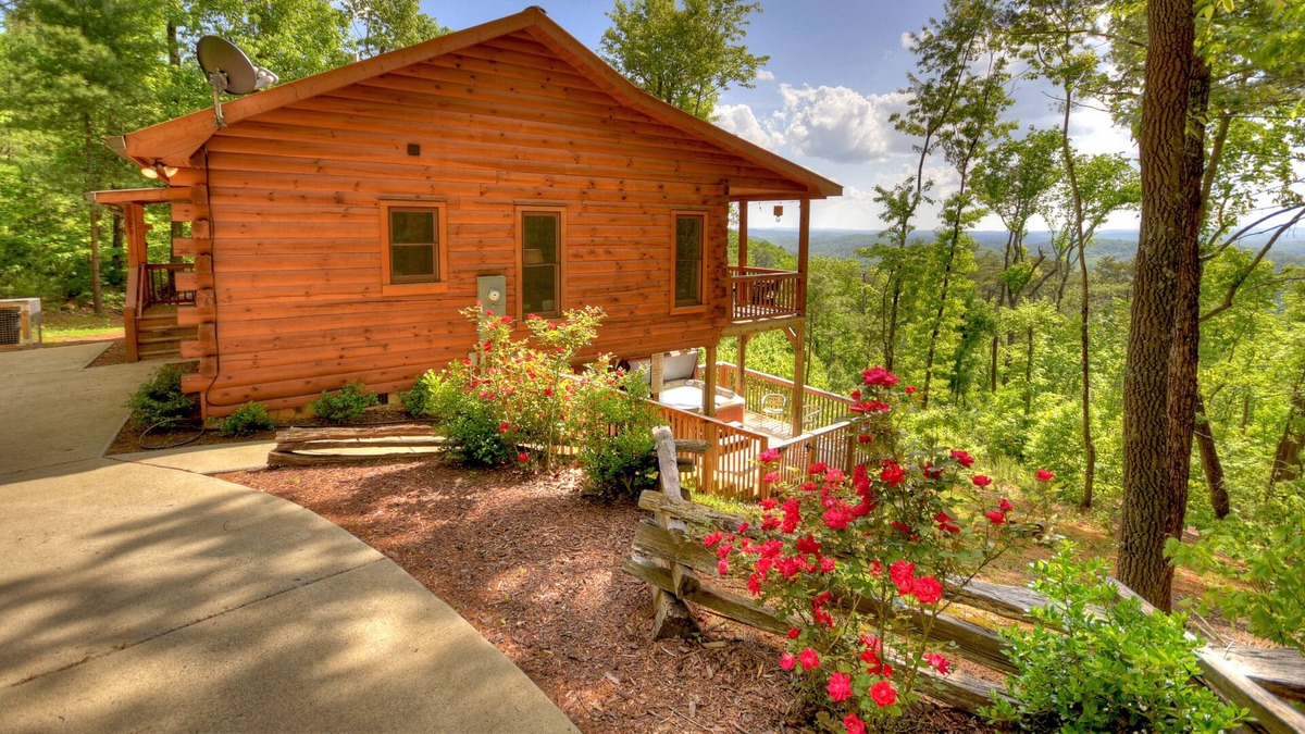 Hidden Lake Cabin | SkyeView Getaway- amazing views, hot tub and firepit
