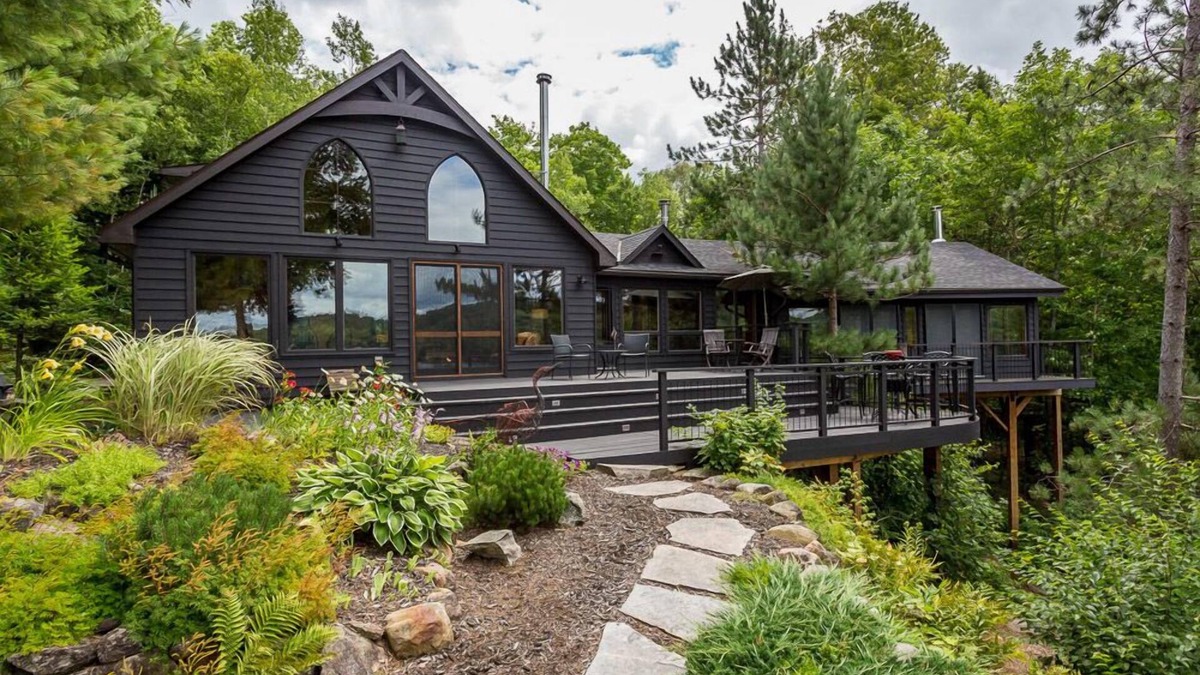 Dorset Cottage | Skyfall! Gorgeous Grand Cabin with a Killer View in Muskoka. Great for Families!
