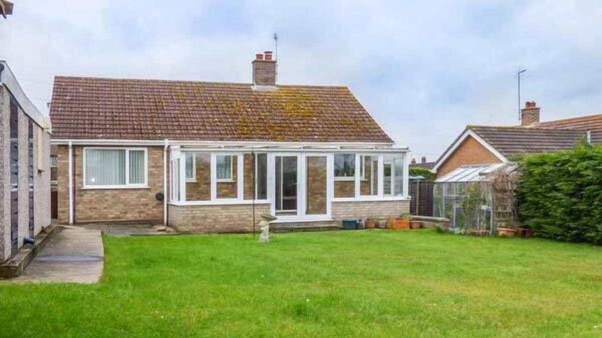 Weybourne Cottage | SKYLARK, pet friendly, country holiday cottage in Weybourne