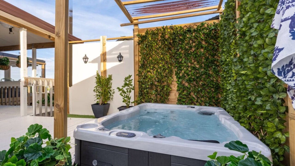 West Harbour House | Skyline Elegance House with Spa, Seaview and Deck