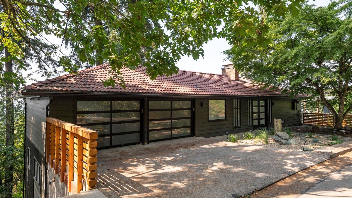 Eugene House | Skyline - entire modern 3-bedroom house with game room, sauna and views!