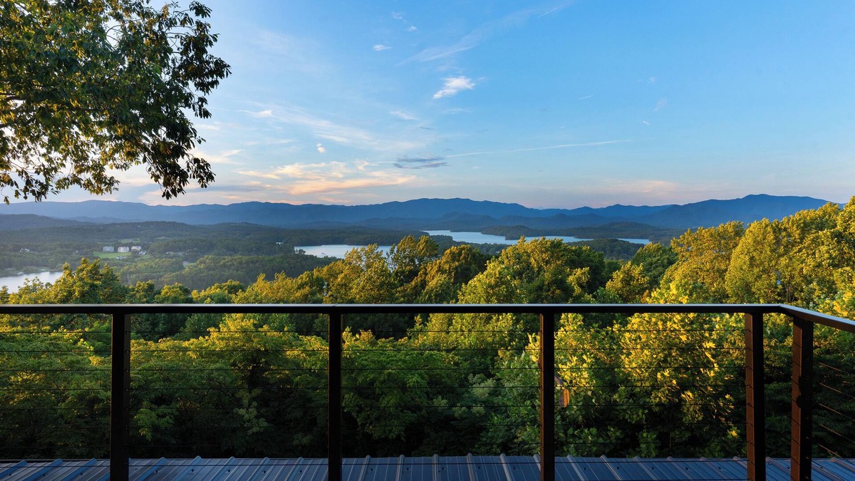 Hiawassee House | Skyline Sanctuary - Panoramic View Wellness Stay with Hot Tub