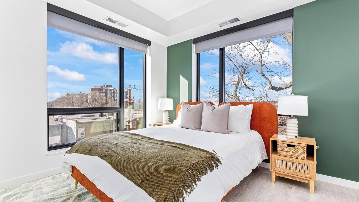 Uptown Apartment | Skyline Serenity mins to DT w Gym ,BBQ, Rooftop