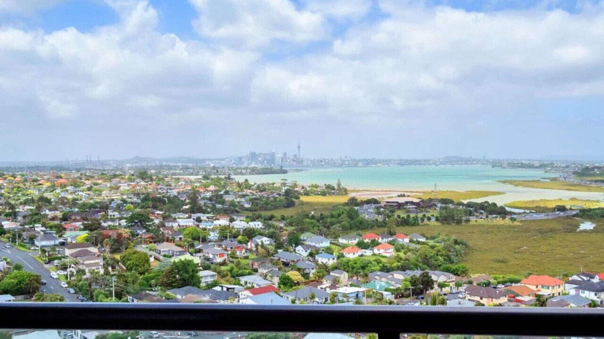 Takapuna Apartment | Skyline Sojourn Studio with Parking and Sea Views