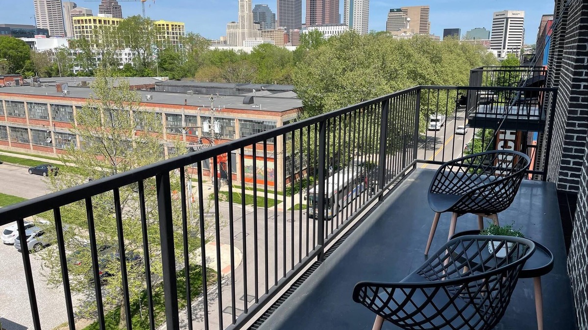 Downtown Columbus Apartment | Skyline View 2BR w/Balcony + Free Parking + W/D!
