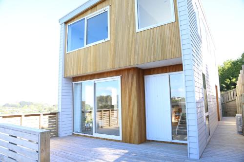 Johnsonville House | Skyline Vista - Entirely New House with Luxe Views, Espresso, Netflix & Free Parking