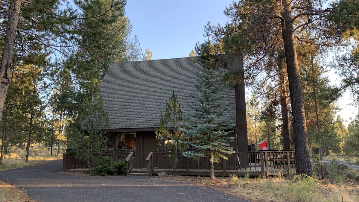 Sunriver Ski Chalet | Skyliner Chalet ~ Heart of Sunriver ~ Hot Tub ~ AC ~SHARC Passes