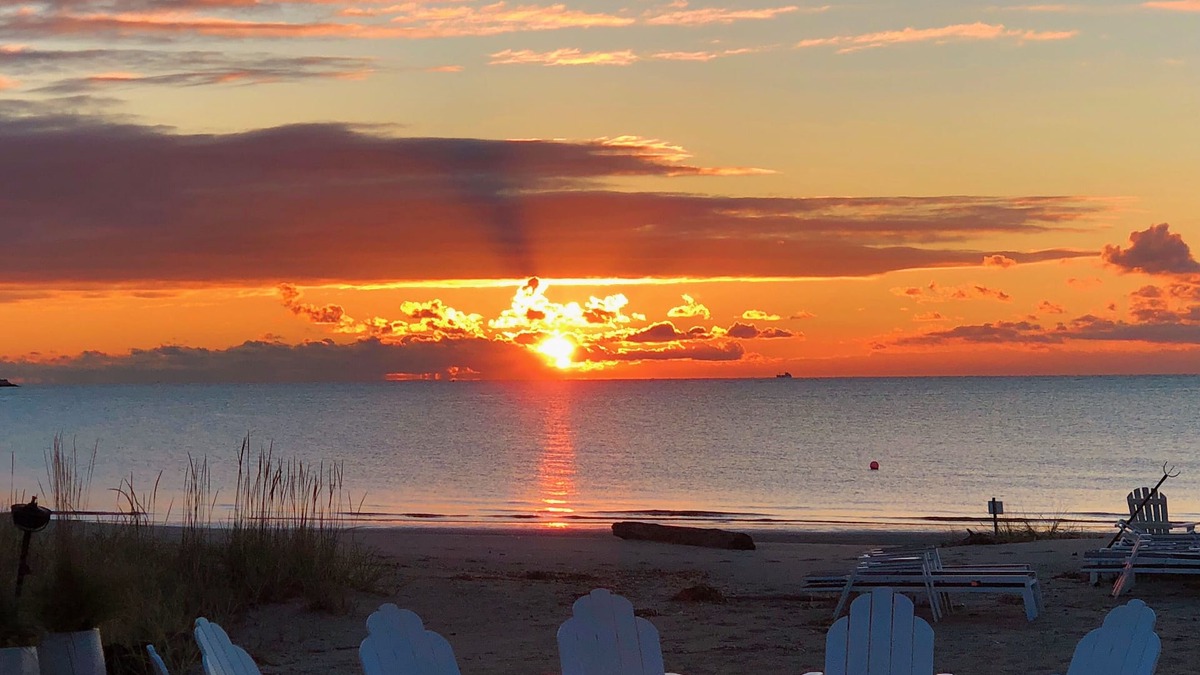 Milford House | Skytop Cottage Steps Away From Sandy Beach (Full Private Beach Access), NEW
