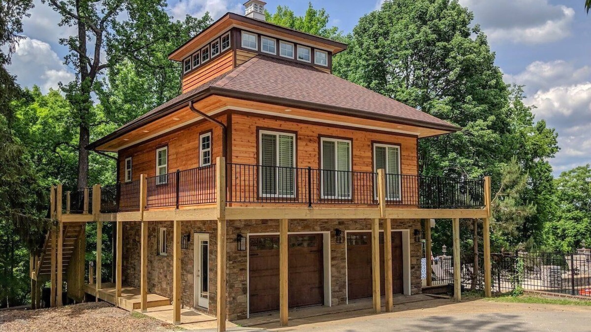 Lookout Valley Neighborhood Association Apartment | Skyuka Chalet Wooded Retreat | Spa, Pool, Firepit