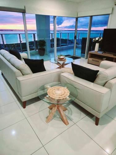 Darwin City Centre Apartment | Skyview 2 bathroom Sub-Penthouse Harbour Views