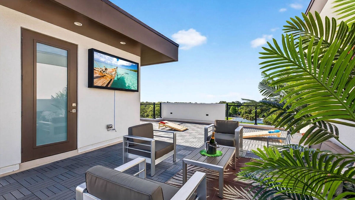 Largo Apartment | Skyview Escape | Rooftop Townhouse Near Clearwater