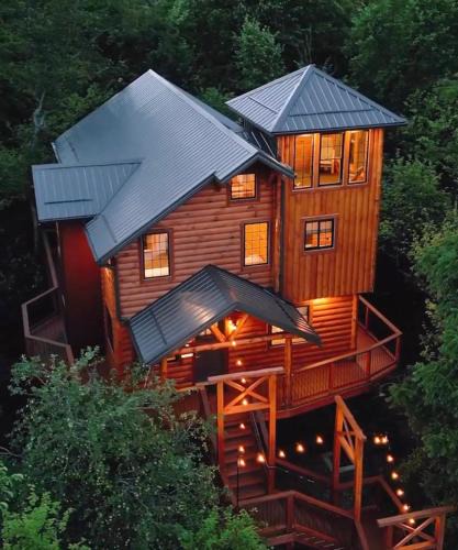 Millersburg House | Skyview Treehouse by Amish Country Lodging