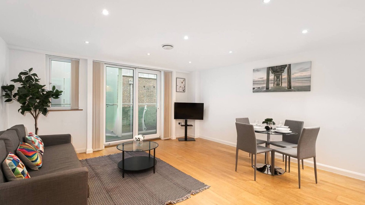 Barnet Apartment | Skyvillion - Spacious 2bed W balcony In Barnet