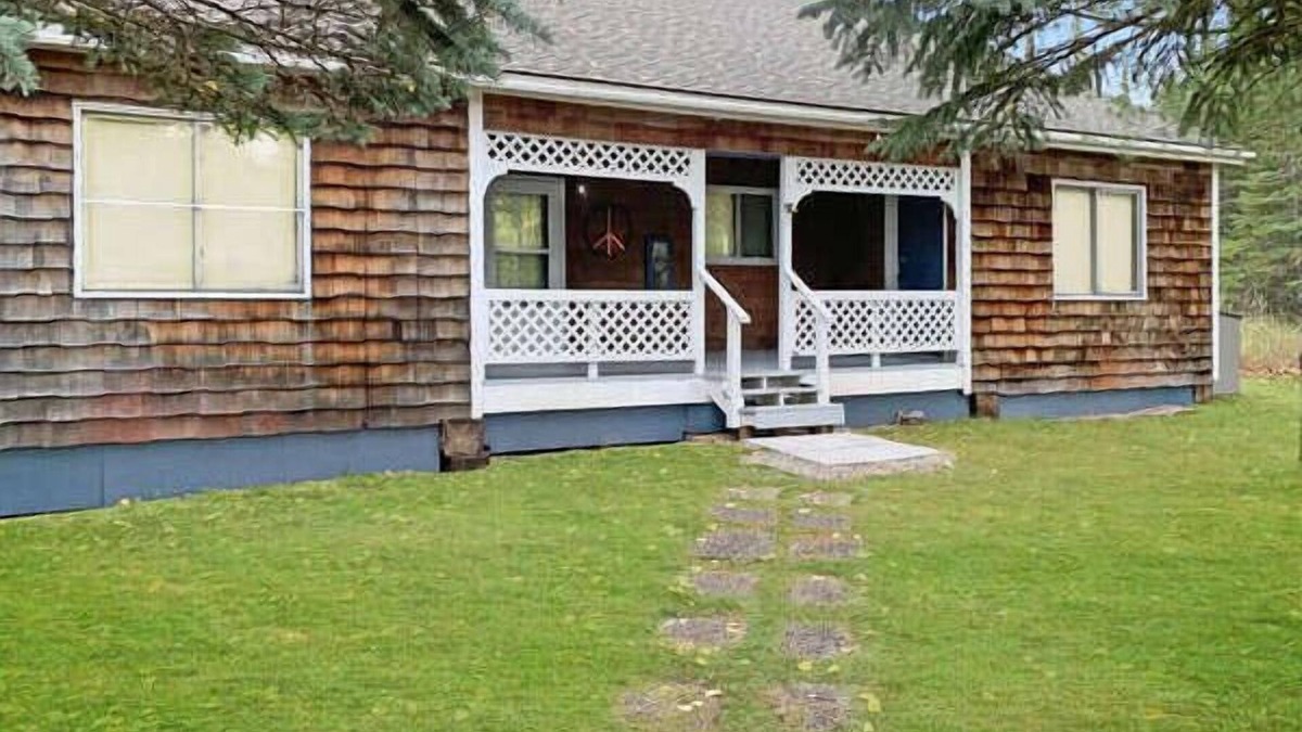 La Pointe House | Slainte - Cottage located near Downtown La Pointe with Screened-in Porch!