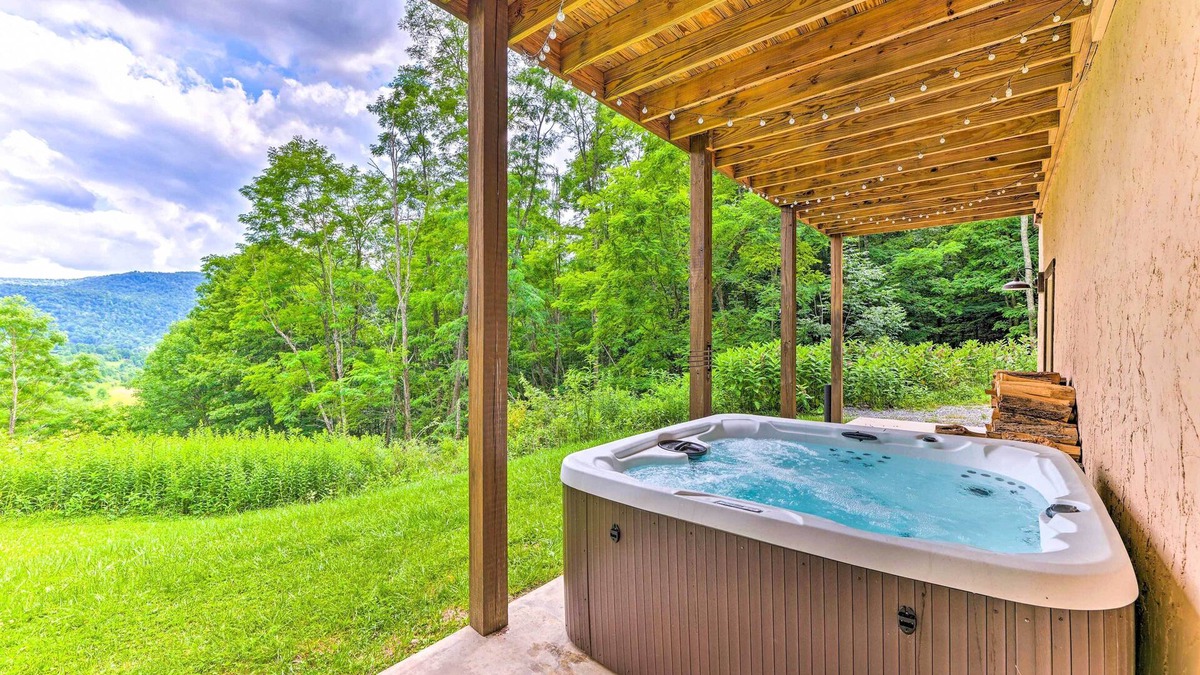 Slatyfork Farm Cabin | Slaty Fork Escape w/Mountain View + Hot Tub!