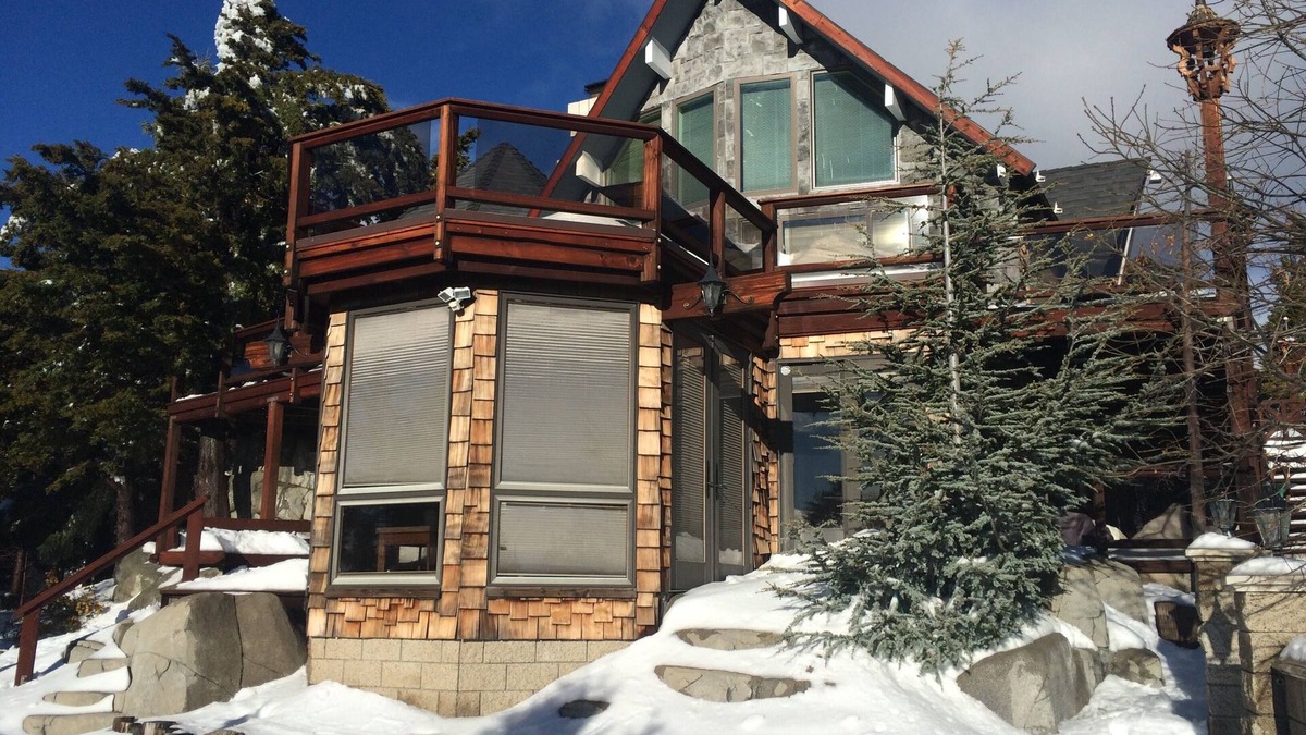 Running Springs Cabin | Sledding hills, amazing views, game room, Ski & Sky Park min away, park 10 cars