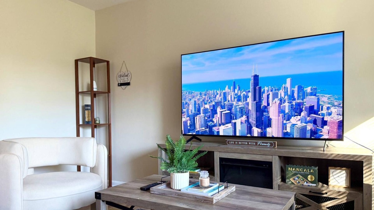 Des Plaines Apartment | Sleek 1BR Getaway: Ideal Spot Near O'Hare!
