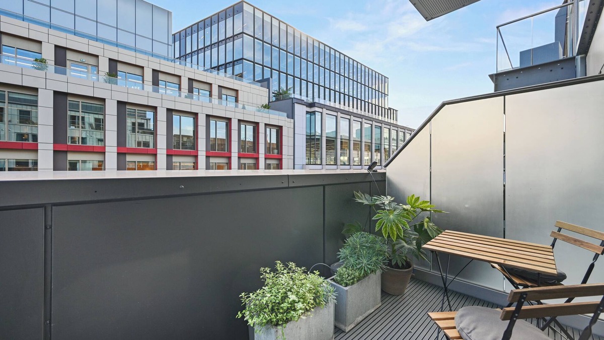 Farringdon Apartment | Sleek 2BD Flat w/Terrace - 2 Mins from Farringdon!